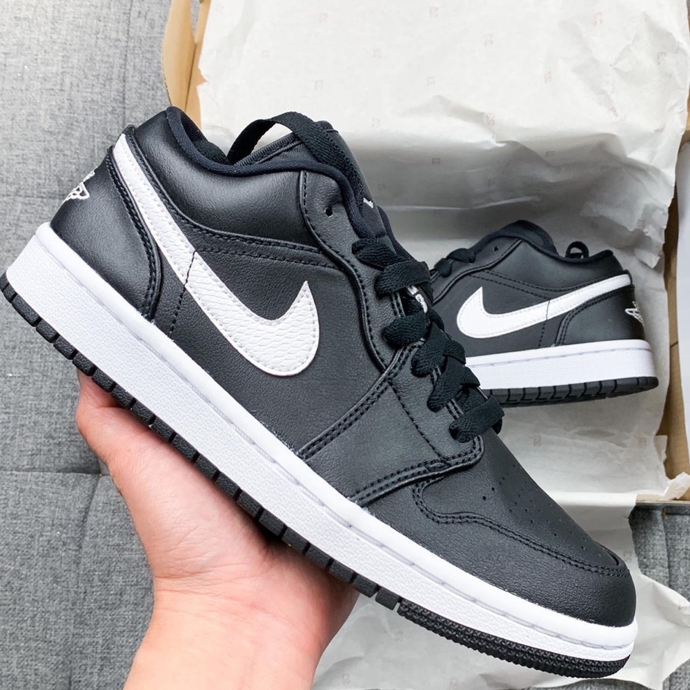 🖤🤍 women’s nike air Jordan 1 retro low black white shoes